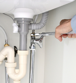 蛇口のボルトを締める写真