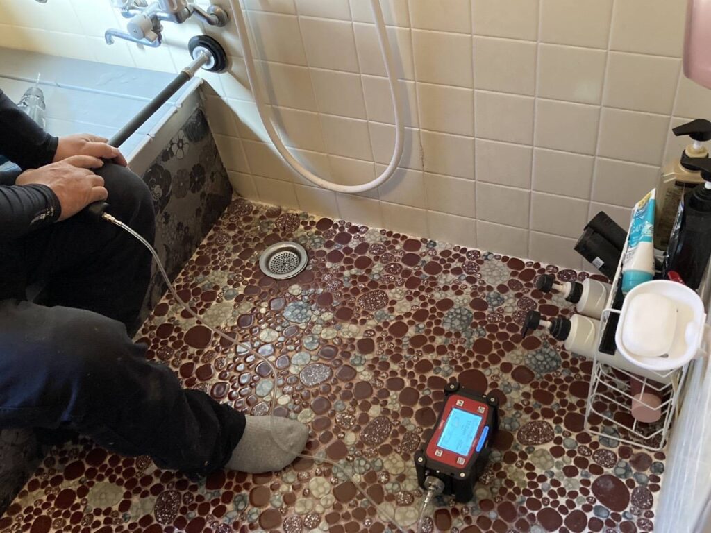 水素ガス式漏水探索機の様子