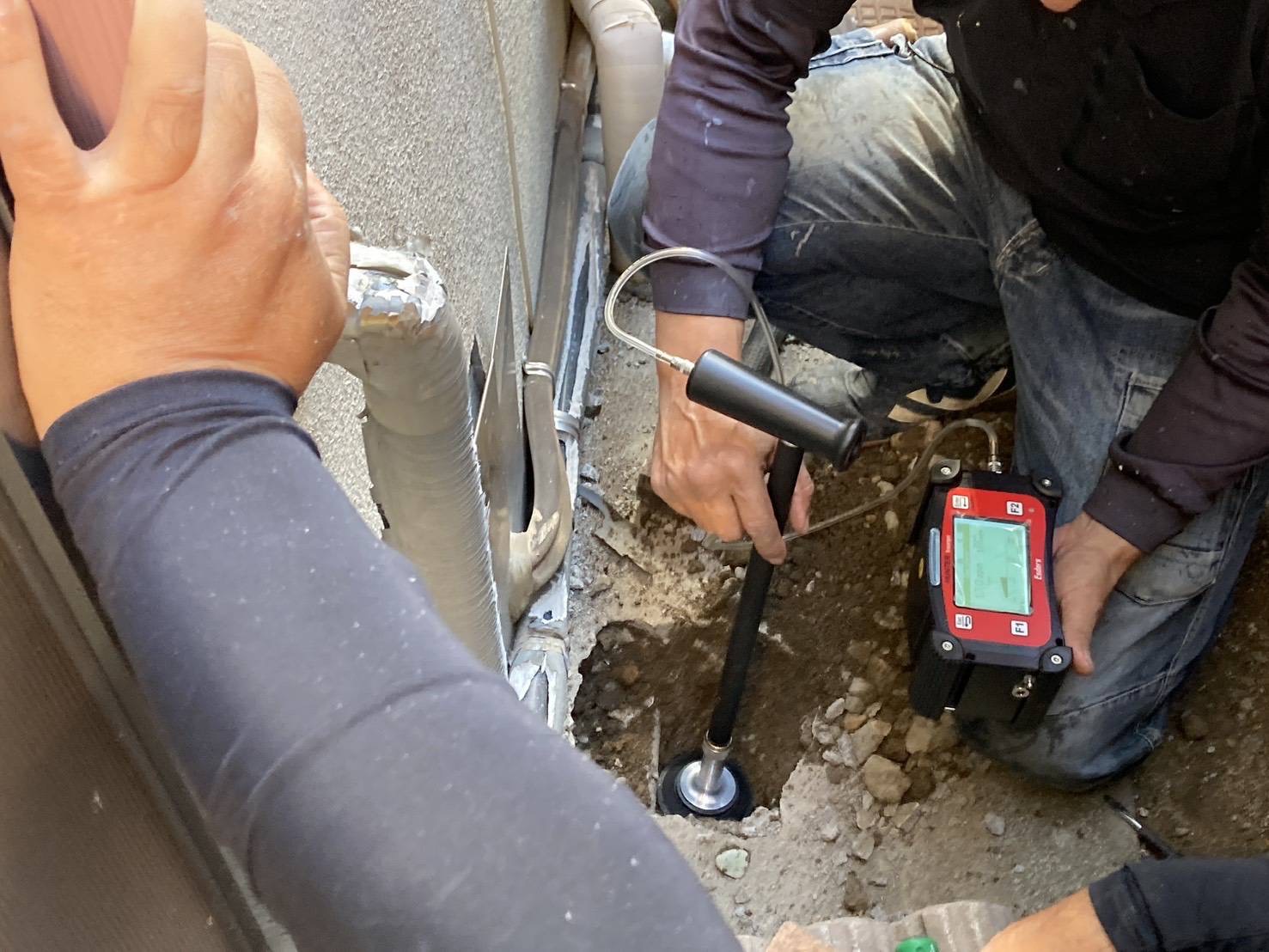 水素ガス式漏水探索機の様子